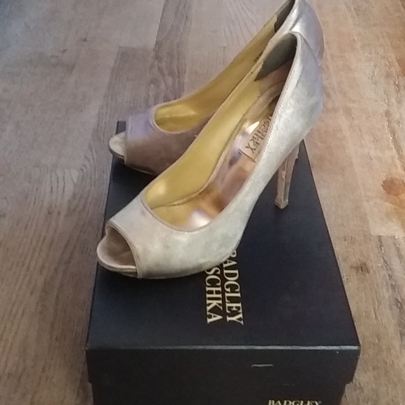 Badgley Mischka Size 6 1/2 M Taupe - Picture 2 of 8